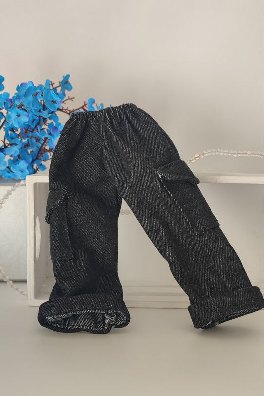 Black cargo jeans: Carla Flila