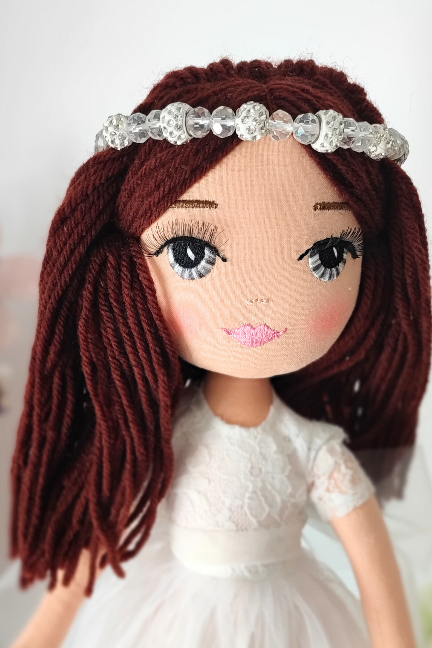 Muñeca de comunión con el pelo castaño y diadema de Swarovski